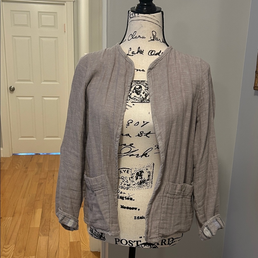 Tahari linen jacket with stripped lining. Great for layering! Fun piece!
Size S